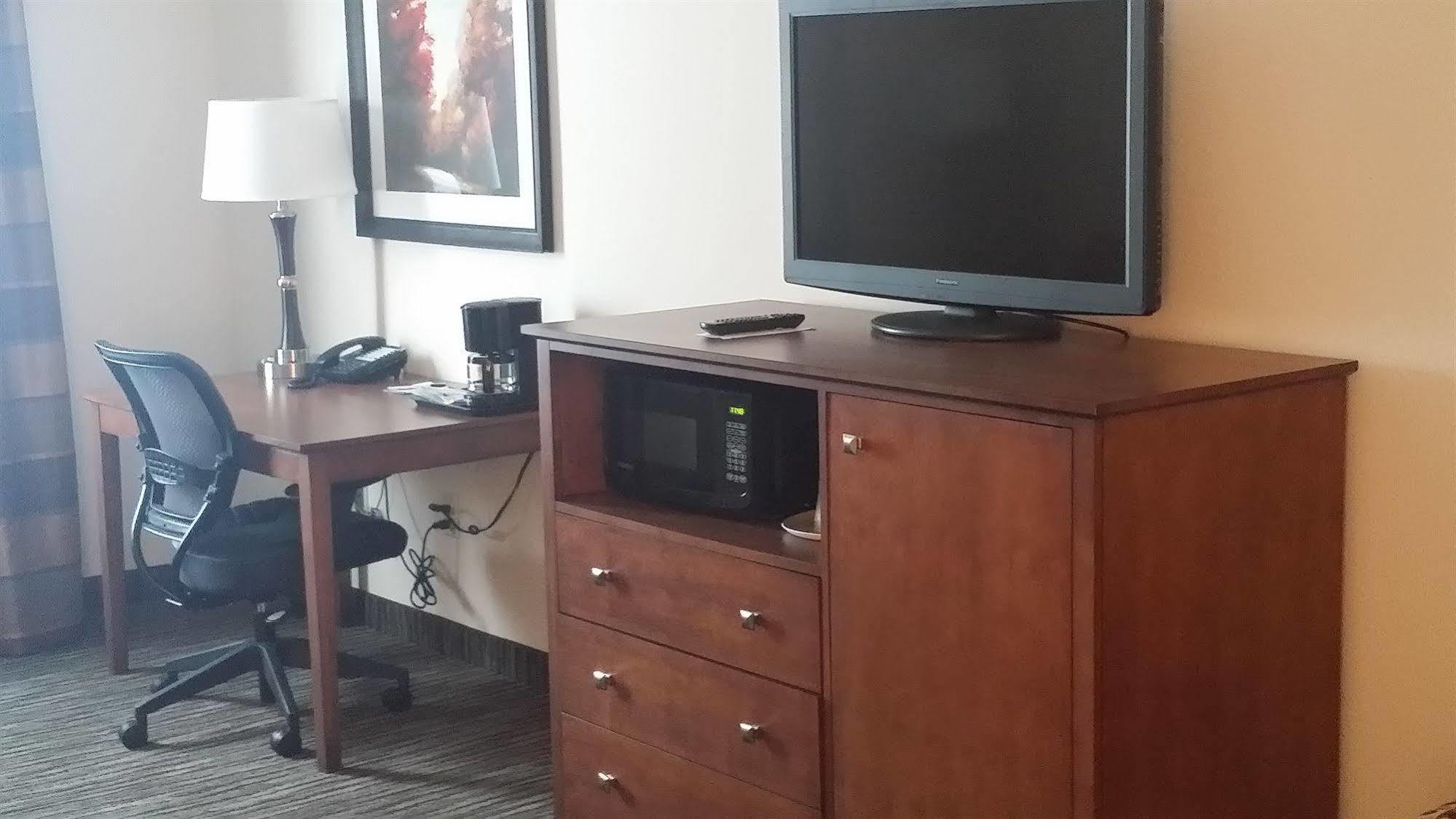 American Inn & Suites Parkers Prairie 외부 사진